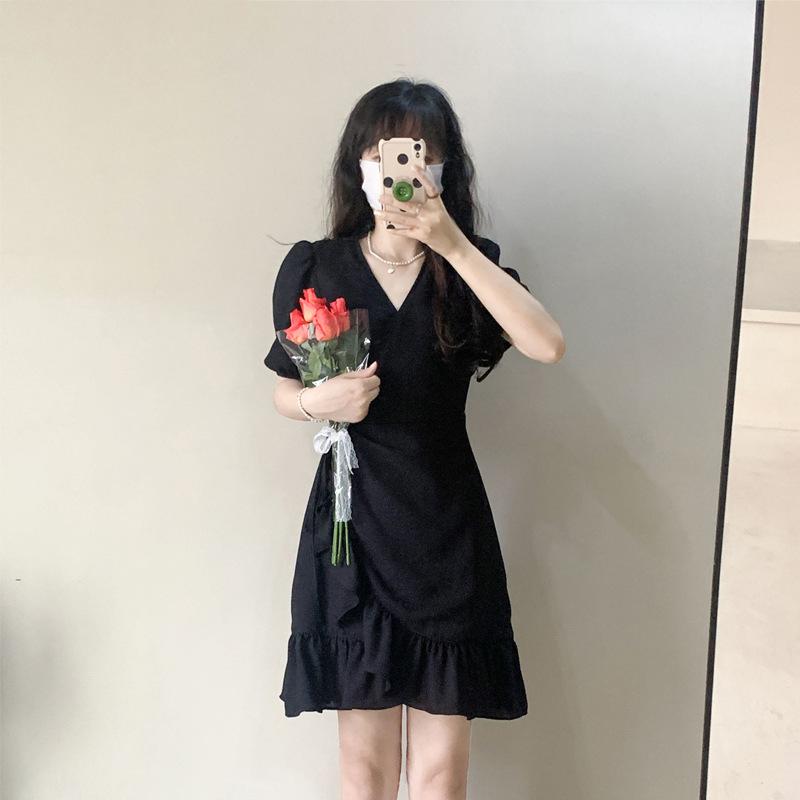 夏季气质泡泡袖连衣裙女荷叶边绑带a字小众收腰显瘦V领赫本小黑裙