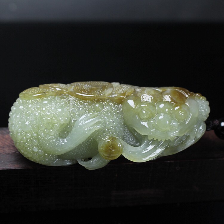 天然新疆和田玉糖青玉金蟾手把件