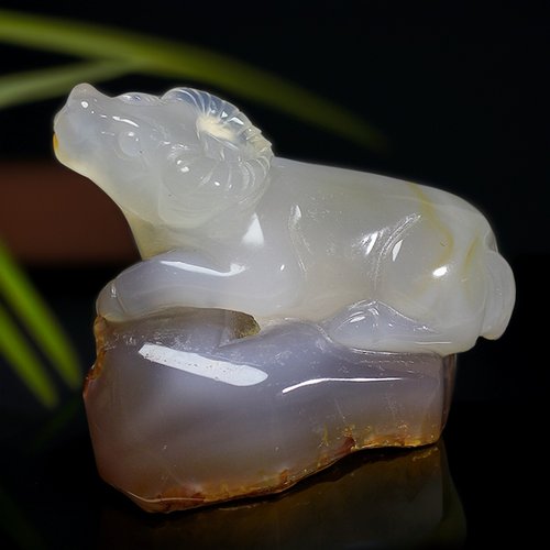 天然原矿玛瑙小摆件牛气冲天玉牛