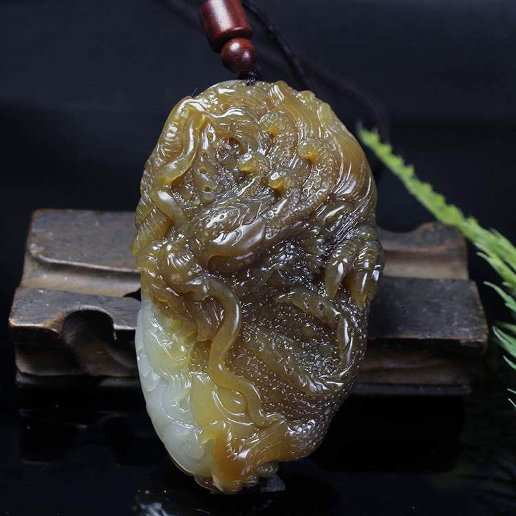 天然新疆和田玉糖白料盘龙玉挂件