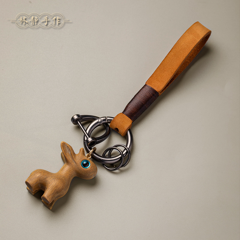 檀木小鹿牛皮绳钥匙扣挂件