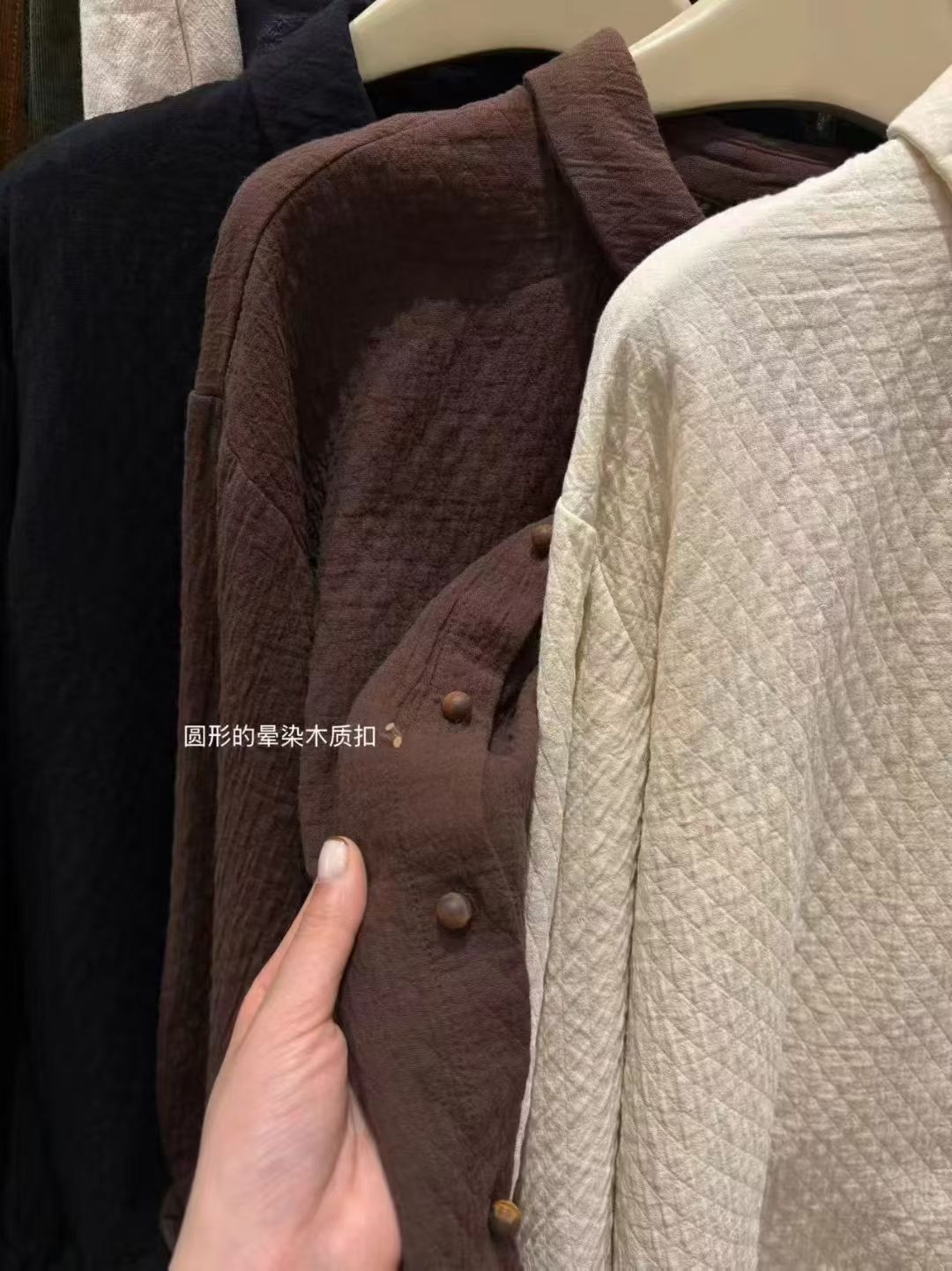 25年冬新款日系复古简约百搭宽松显瘦长袖木耳边木扣衬衫上衣