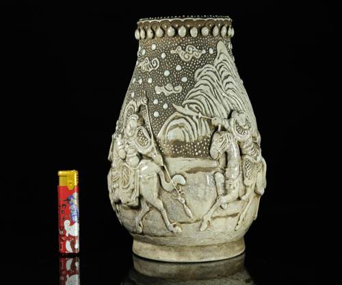 清代仿成化 三国雕瓷花瓶 人物珠口
