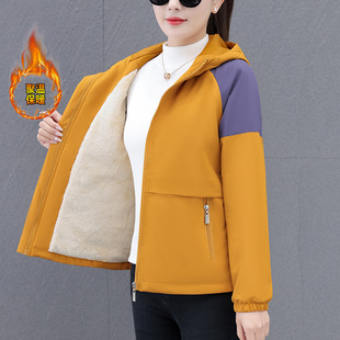 撤柜户外加绒冲锋衣外套女秋冬新款中年妈妈加厚保暖宽松大码夹克