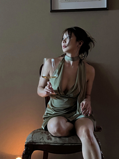 DINDI 绑带连衣裙褶皱丝缎质感开叉短裙大露背 绿色缎面挂脖式