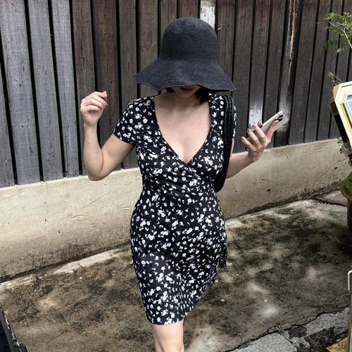 SECRET DINDI 沉浸花海 vintage做旧印花v领连衣裙女夏季显瘦短裙