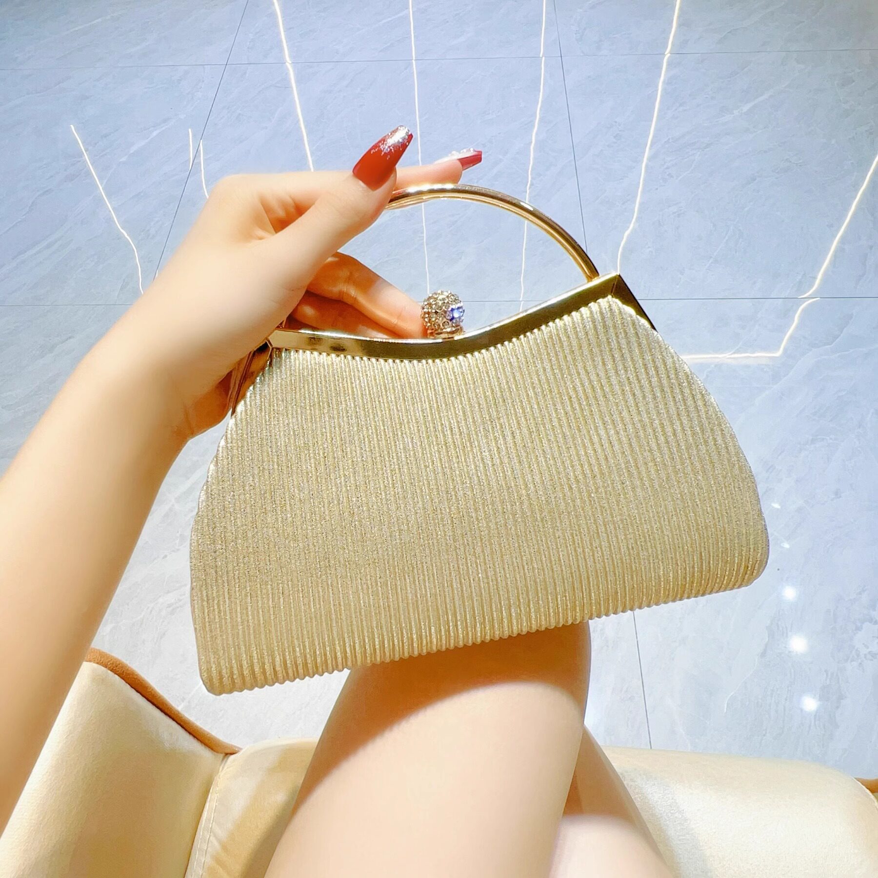 皱褶镶钻晚宴包KTV名媛