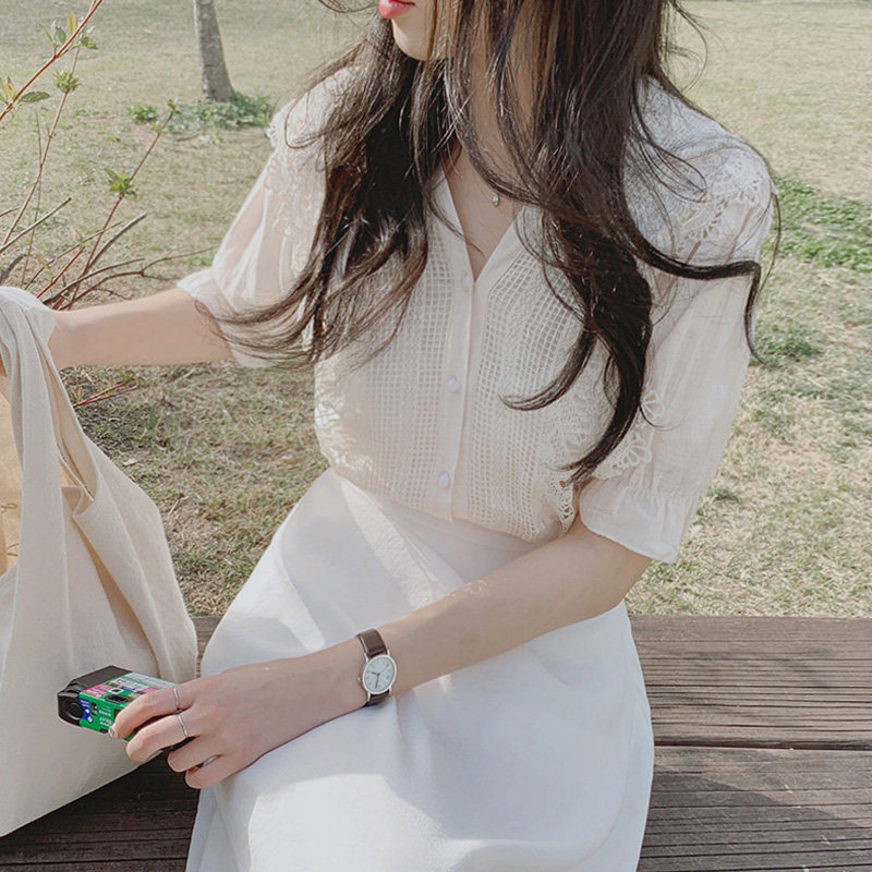 KOREAN WHITE SHIRT WOMENS VERSION LOOSE AND VERSATILE DESIGN SENSE NICHE LACE V-NECK FRENCH SHORT SLEEVE TOP