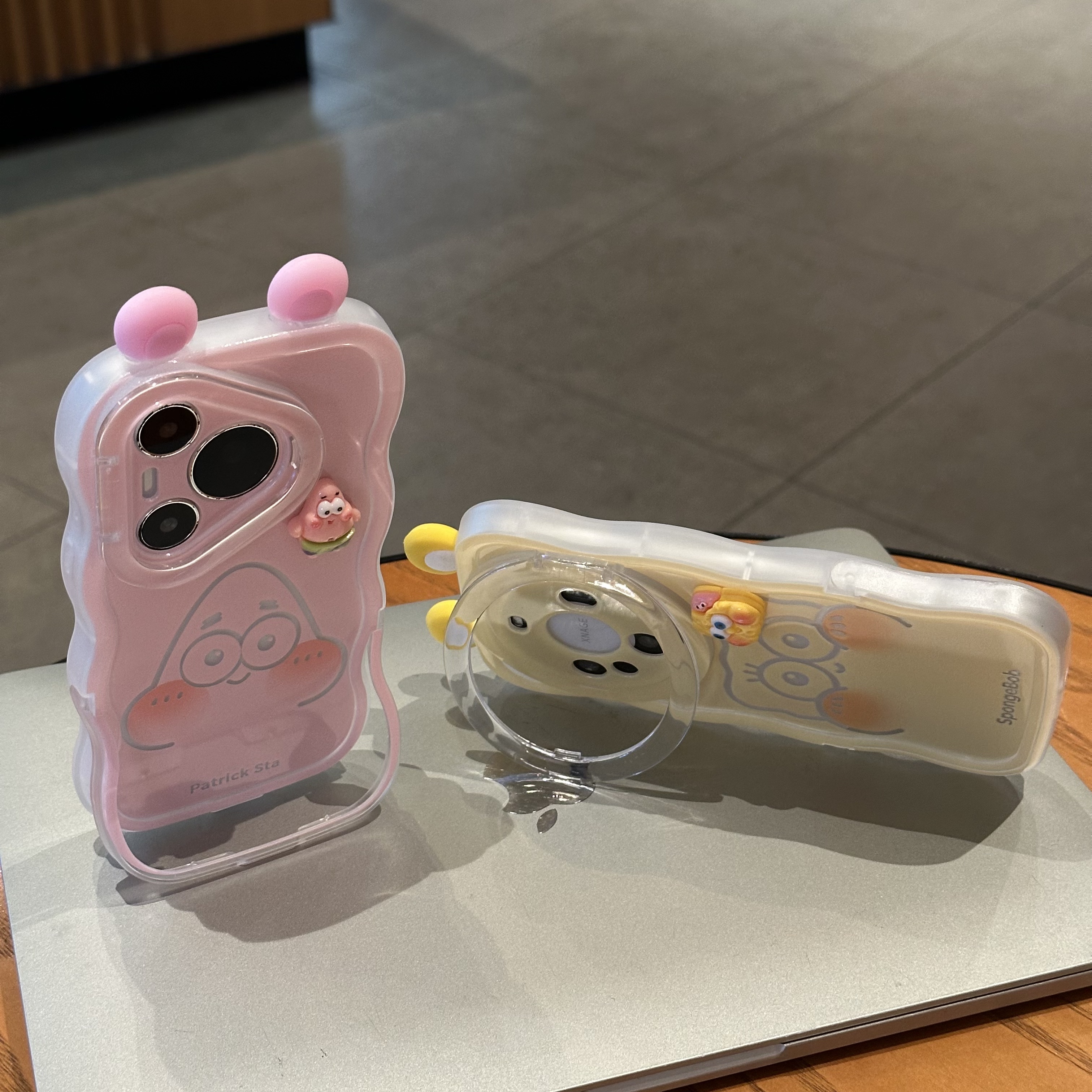 海绵宝宝适用苹果16promax手机壳iphone15新款p70华为p70荣耀200板凳支架vivos20oppo小米14红米13公仔12套11
