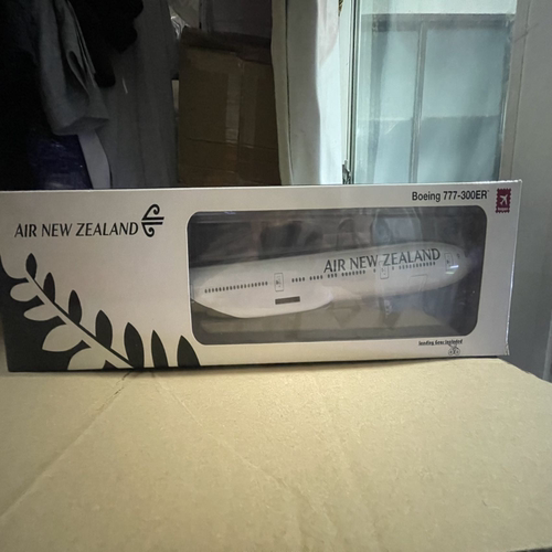 出精致的模型飞机，为Air New Zealand，采用经典的白色为主色调 - 封面
