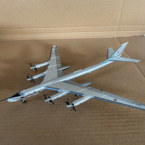 Herpa 1/200 TU-95MS 。合金材质，细节丰富，螺旋桨可动，机身编