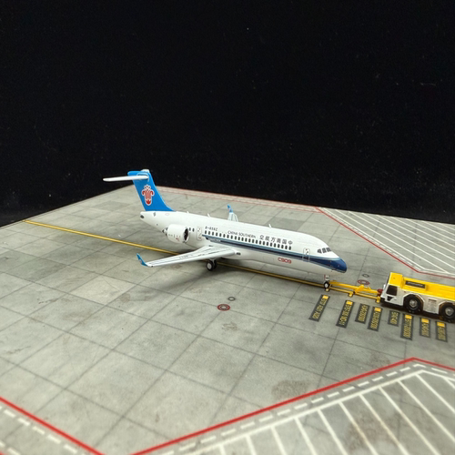1：400 NG 中国南方航空  中国商飞C909  编号B-658Z，标准涂装！
