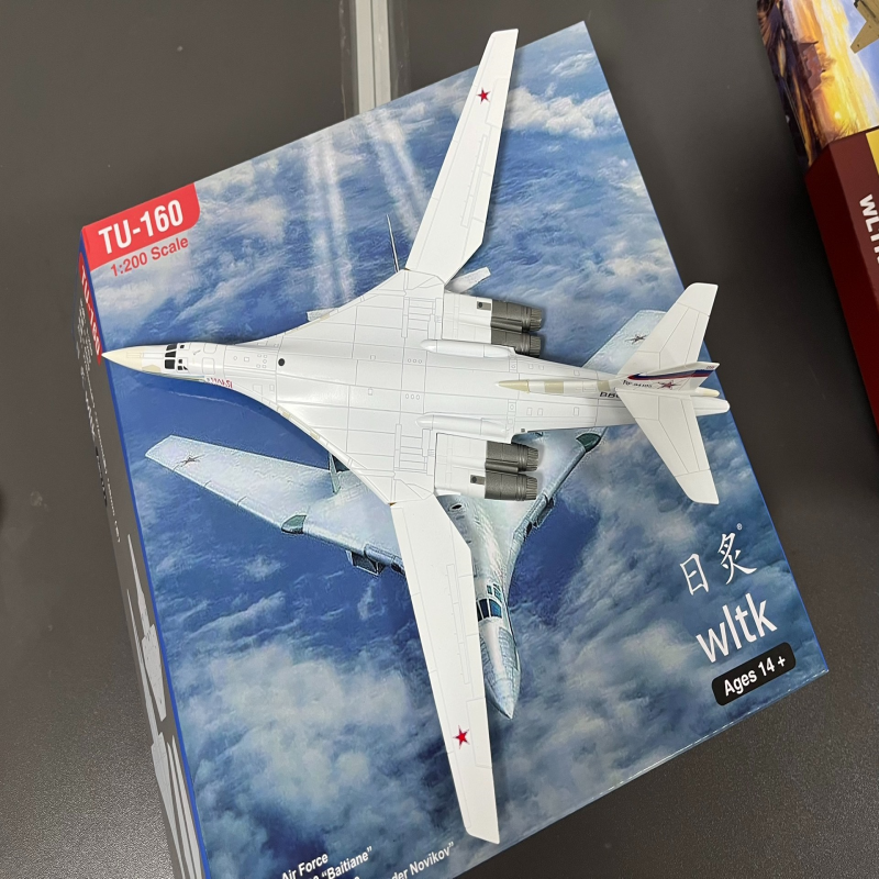 1/200俄罗斯苏联TU 图160白天鹅红场阅兵轰炸机飞机模型合金摆件