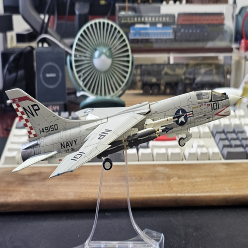 退坑忍痛出century wings 1:72 F-8 十字军战士舰载战斗机。越战