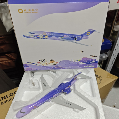 成都航空C909飞机模型，1:100比例，合金材质，带原包装盒，机身