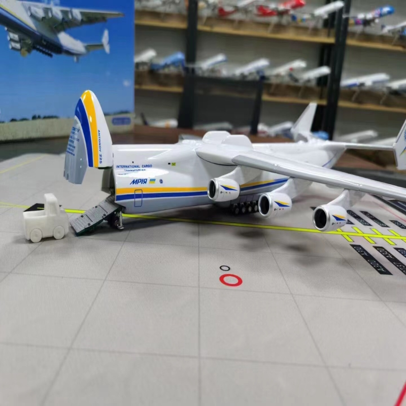 安225飞机模型，1：200比例，机长43厘米，翼展44厘米，高端模型