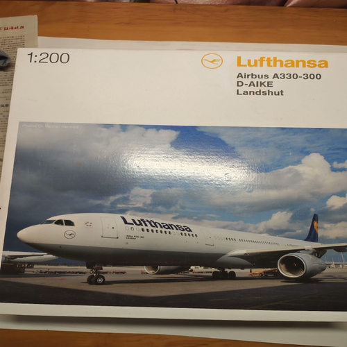 Herpa 556583 A330-300 1/200比例 模型机身左侧Lufthansa字样处
