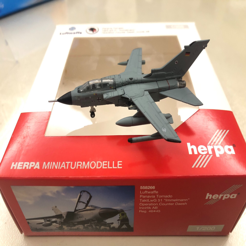 1:200 Herpa 558266 德空军狂风 德国灰 素机 品相如图，此款出