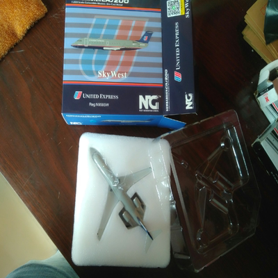 ngmodel1:200美国联合航空crj200，机子虽小，印移丰富，原封原