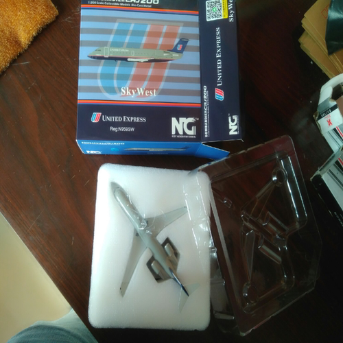 ngmodel1:200美国联合航空crj200，机子虽小，印移丰富，原封原