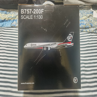 顺丰飞机模型，型号B757-200F，，飞机长度大概36厘米，翼展14厘