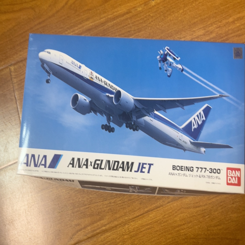 万代 全日空 联名ana 波音777飞机模型，模型附送一个1/400的祖。