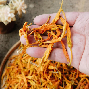 云南大山里赶集收山货-干黄花菜