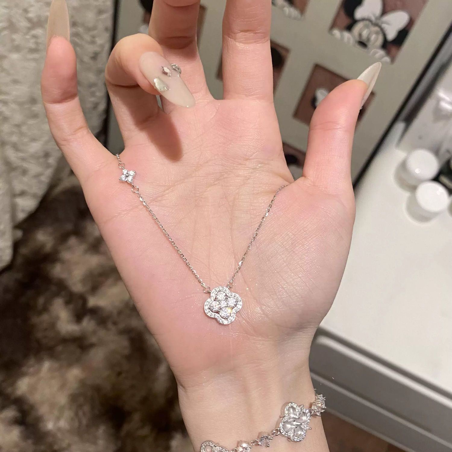 网红同款四叶草项链女款2025新款锁骨链轻奢小众高级感毛衣链配饰