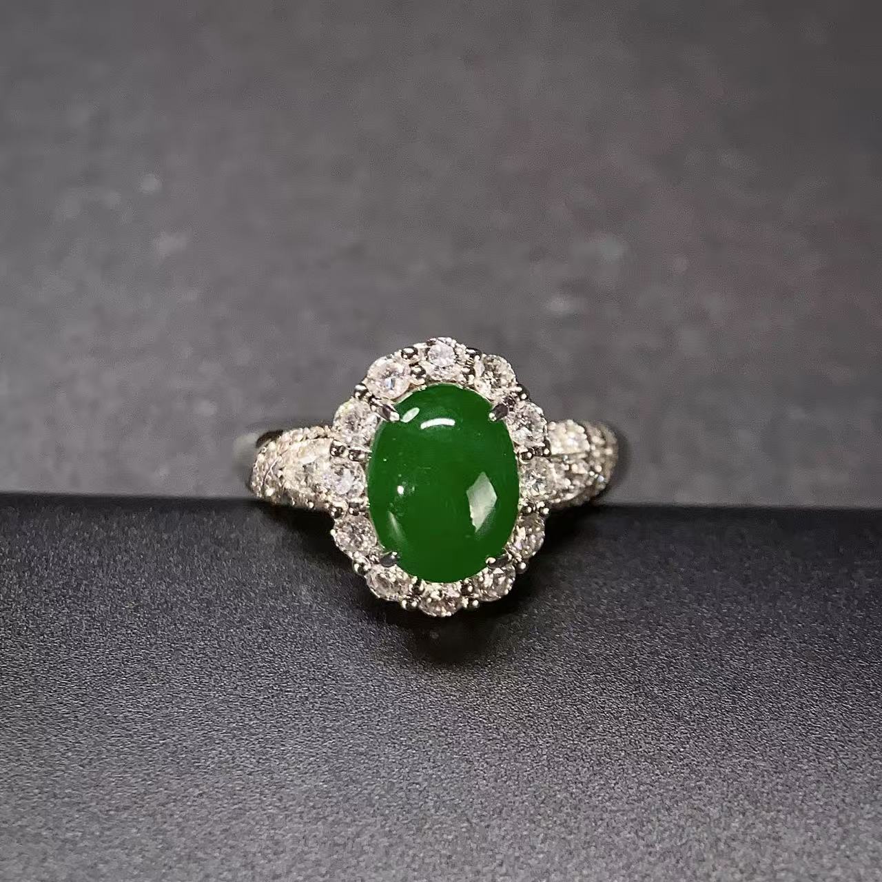 现货18K金伴钻石镶嵌天然翡翠A货冰糯种浓阳绿蛋面戒指