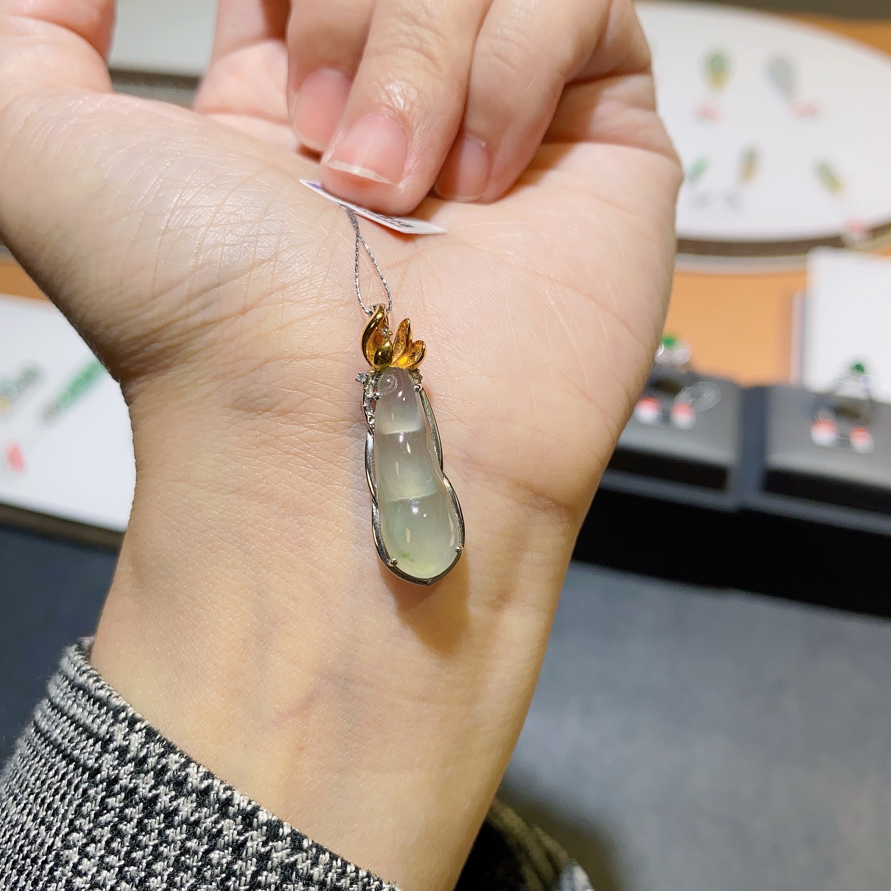 天然缅甸翡翠a货冰玻种18k金镶嵌冰晴四季豆吊坠