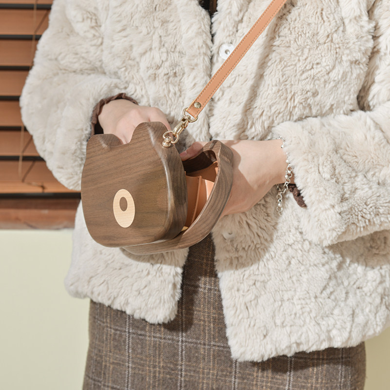 黑胡桃木小熊动物可爱卡通儿童单肩斜挎包亲子背包中性ins风礼物