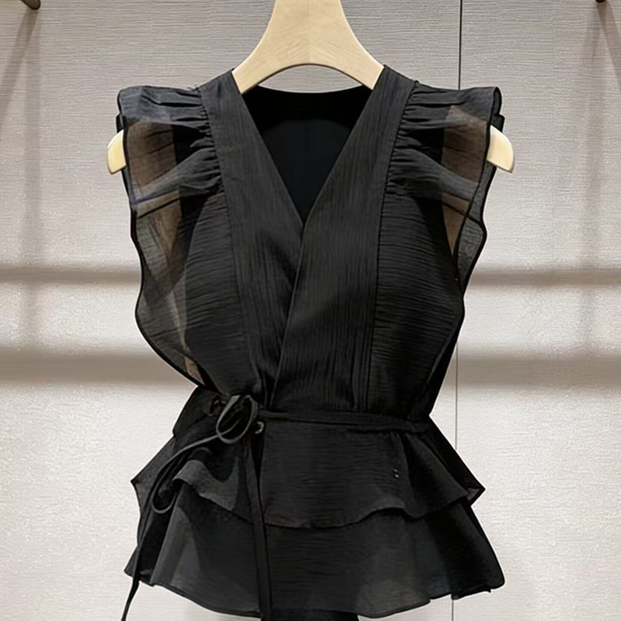 黑色衬衫女2026夏款法式小资高端独特漂亮洋气减龄荷叶边无袖上衣