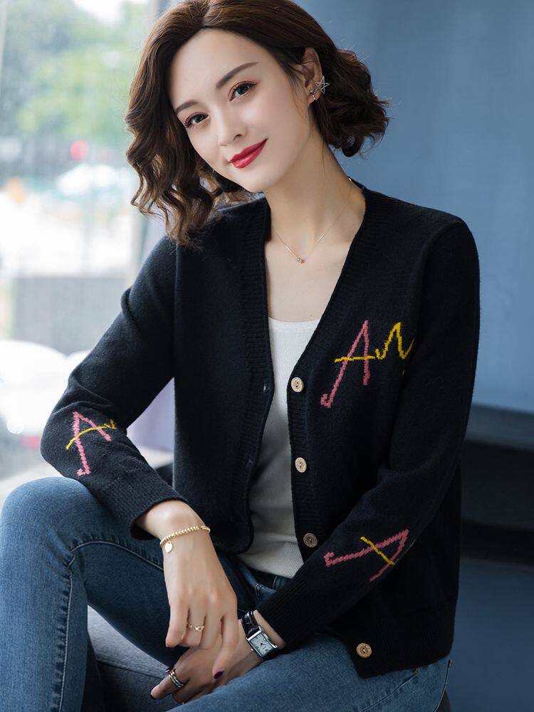 短款毛衣开衫女外套2021春秋款女装宽松大码字母刺绣针织外搭上衣