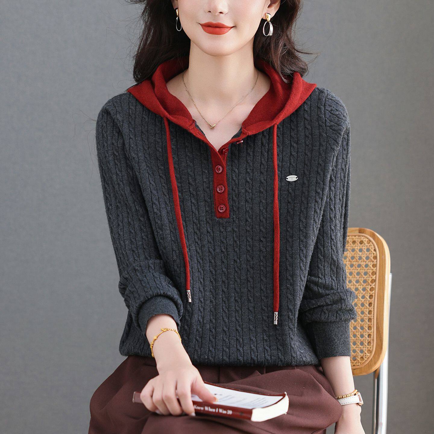 撞色连帽针织衫春秋新款黑红拼接带扣卫衣女宽松显瘦时尚百搭毛衣