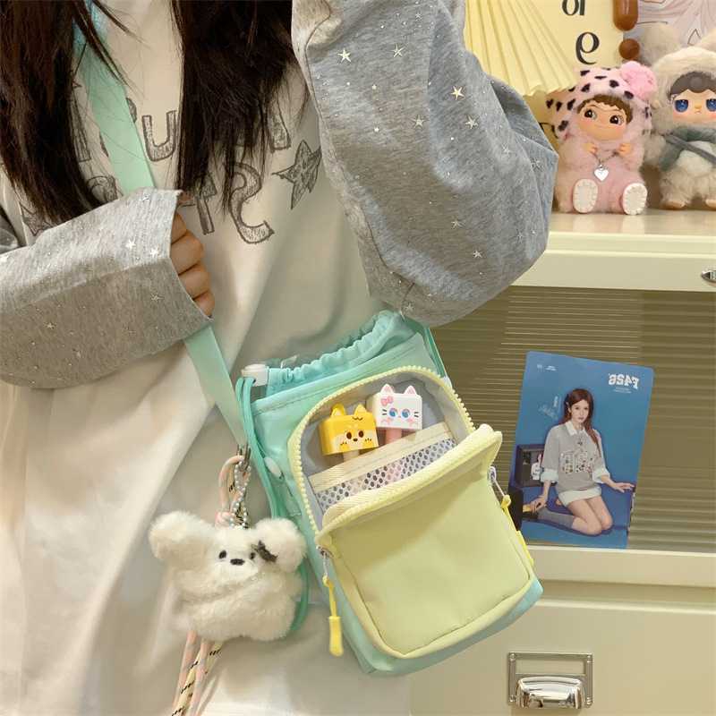 手机包2026新款单肩斜挎包女生装水杯撞色可爱小包包抽绳式斜挎包
