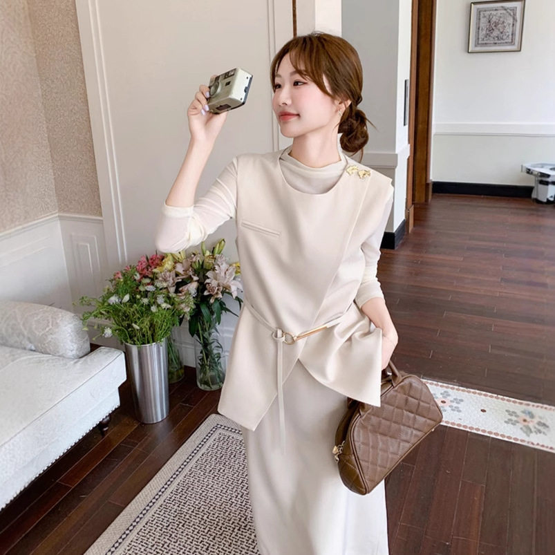 初秋温柔富家千金感穿搭女2026新款打底上衣西装马甲半身裙三件套