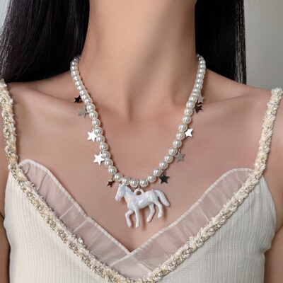 甜酷少女风珍珠小马吊坠项链