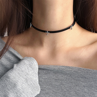 五颗克罗十字架皮质choker项圈女小众简约设计感辣妹pu脖颈链配饰
