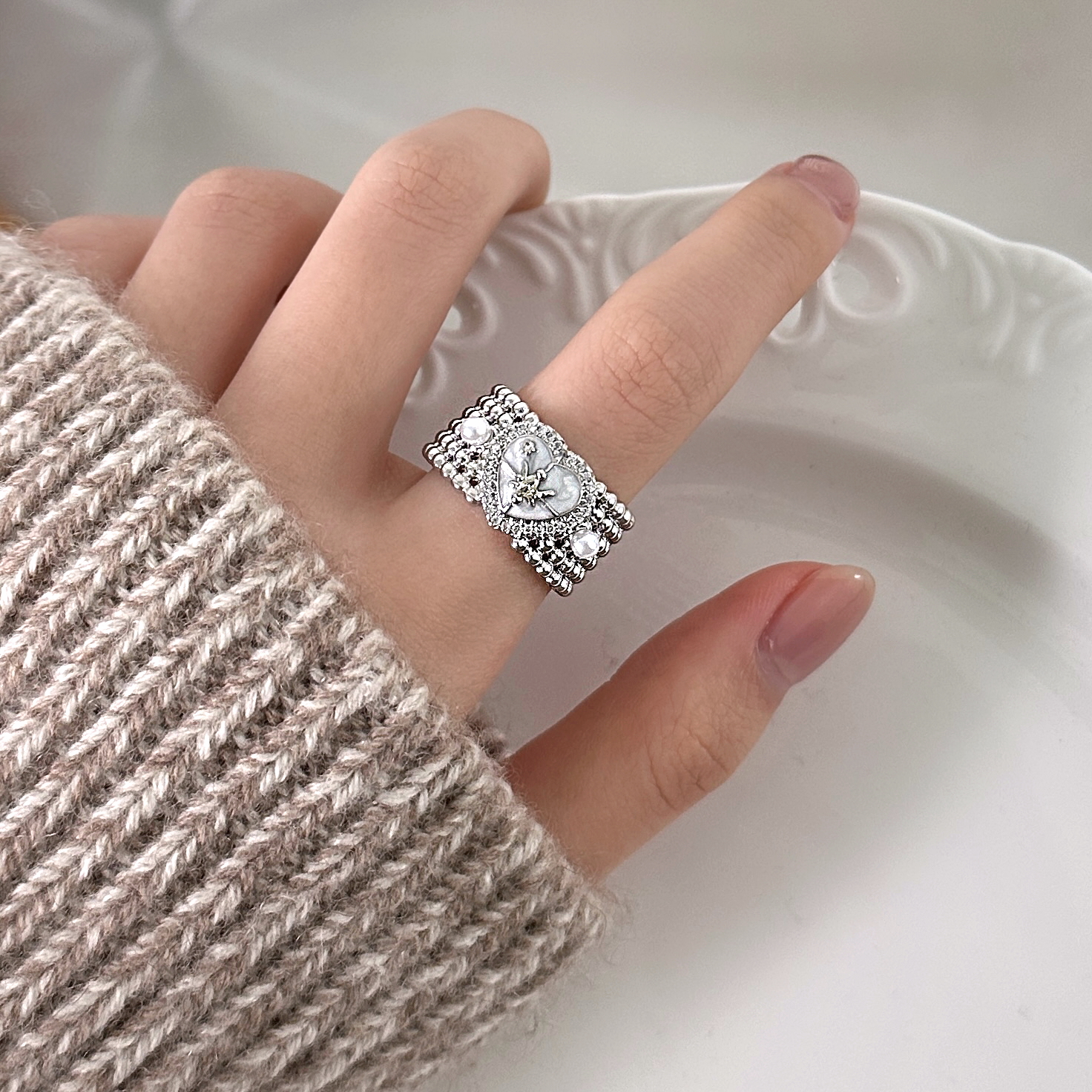 甜酷少女风宽版银色爱心珍珠戒指