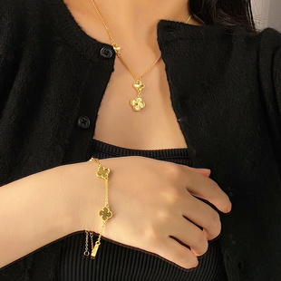 GWE精致高级感名媛风三花幸运草四叶吊坠项链手链女镭射压纹设计