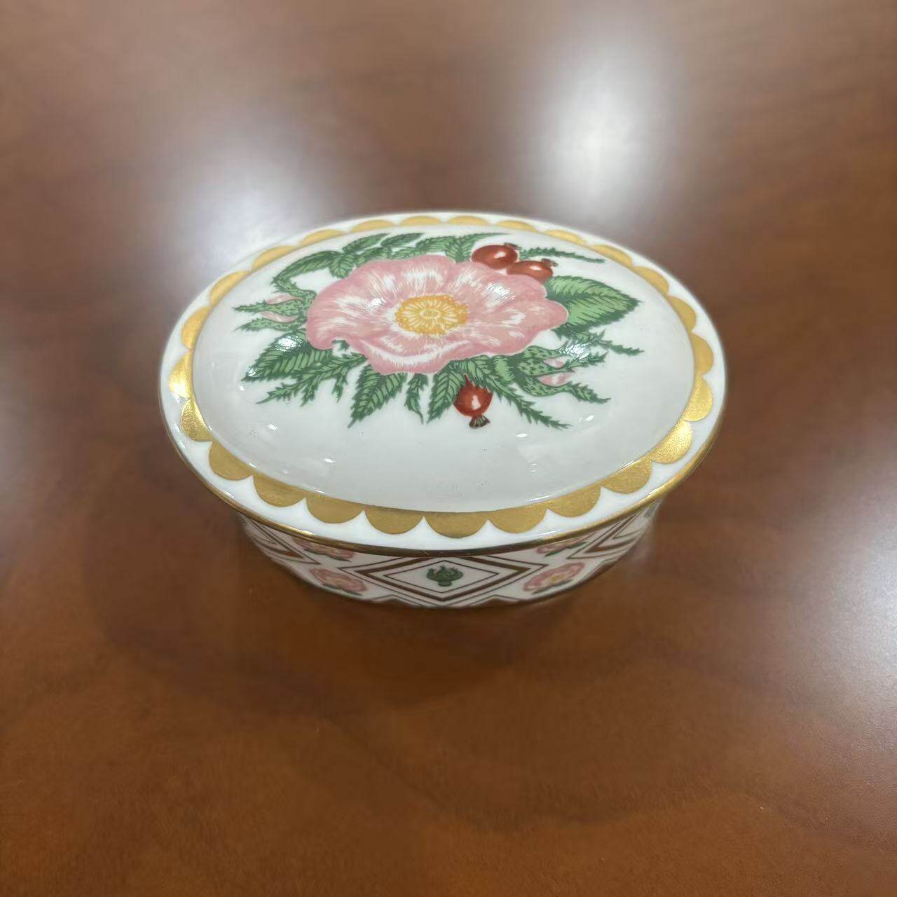 Royal Crown Derby 皇家皇冠德比 1991年野玫瑰描金首饰盒 瓷摆件