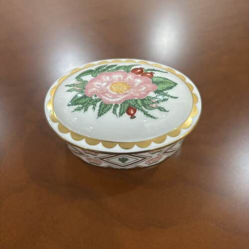 Royal Crown Derby 皇家皇冠德比 1991年野玫瑰描金首饰盒 瓷摆件