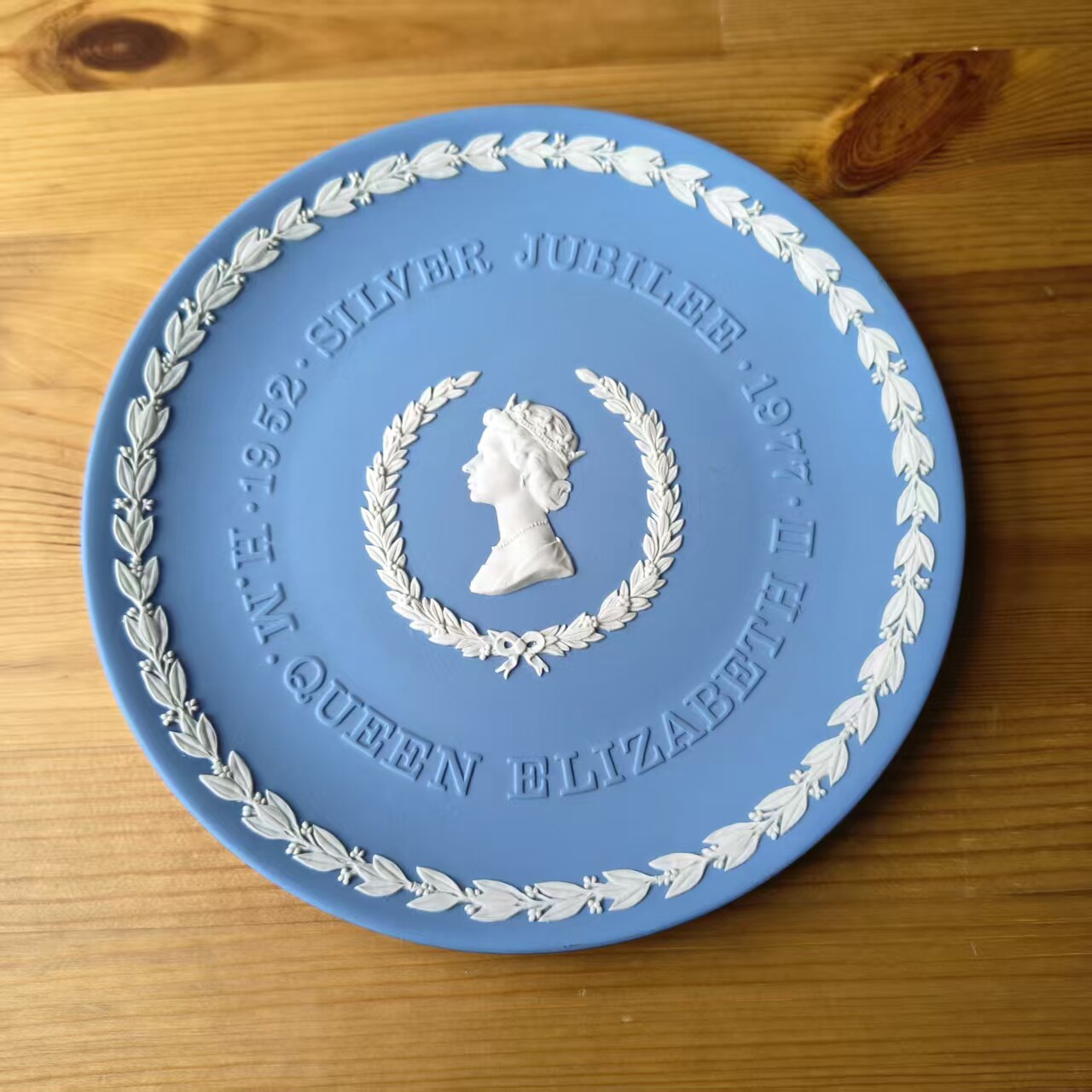 Wedgwood 韦奇伍德 1977年产 英国女王银禧收藏瓷碟 玉石浮雕赏盘