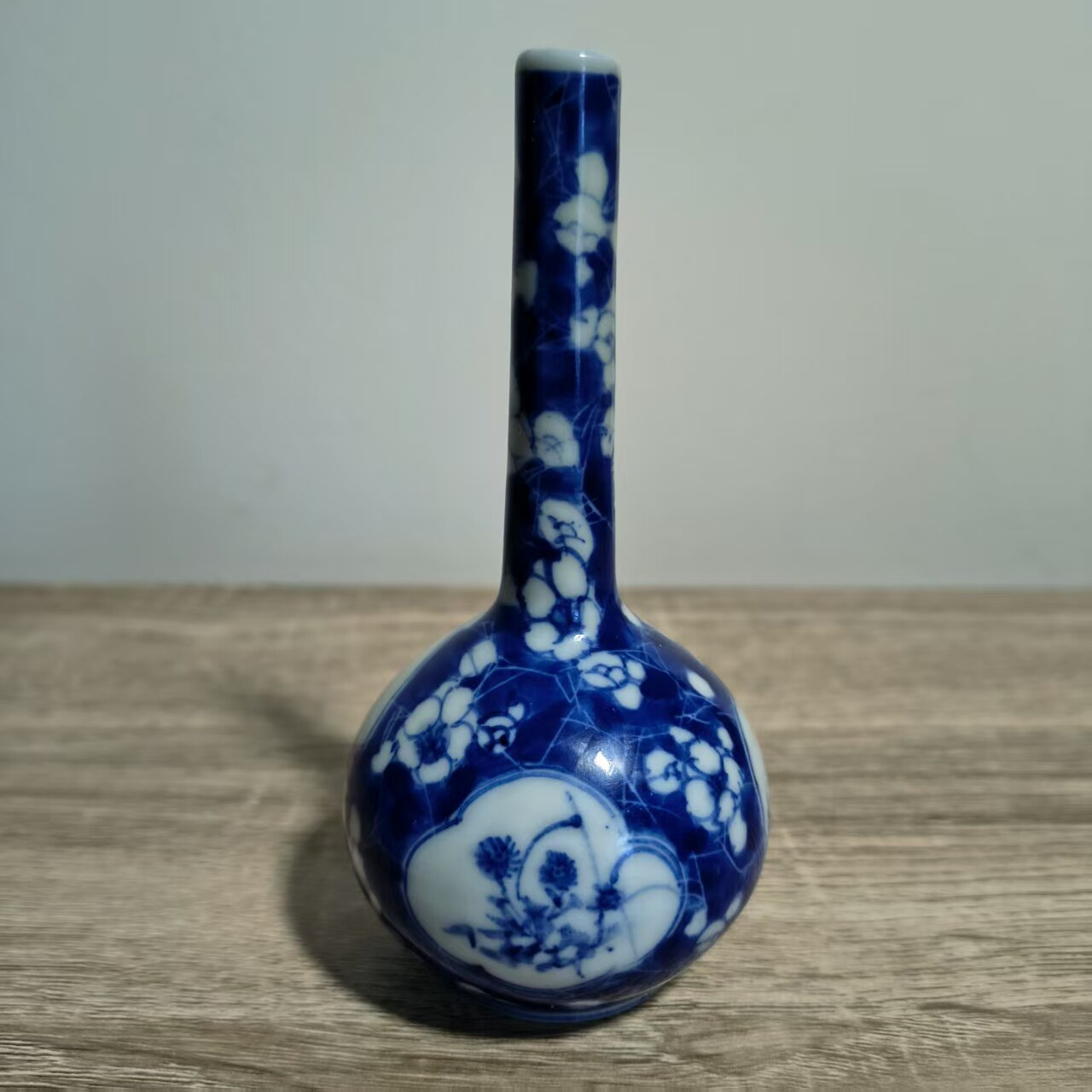 欧洲回流 收藏老瓷器 手绘冰梅青花开窗纹饰天球瓶 小瓷瓶 长颈瓶