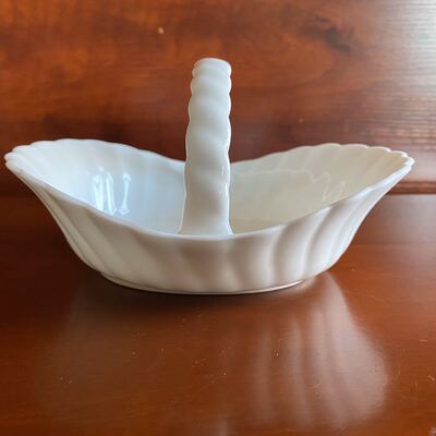 西洋名瓷 Wedgwood 韦奇伍德 英国骨瓷小花篮瓷器摆件 收藏坚果盘