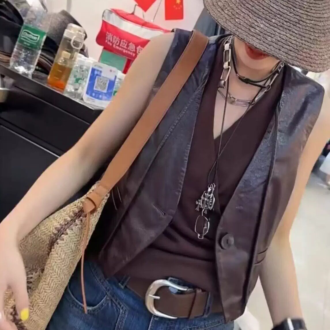 外搭真皮纽扣V领极简马甲女