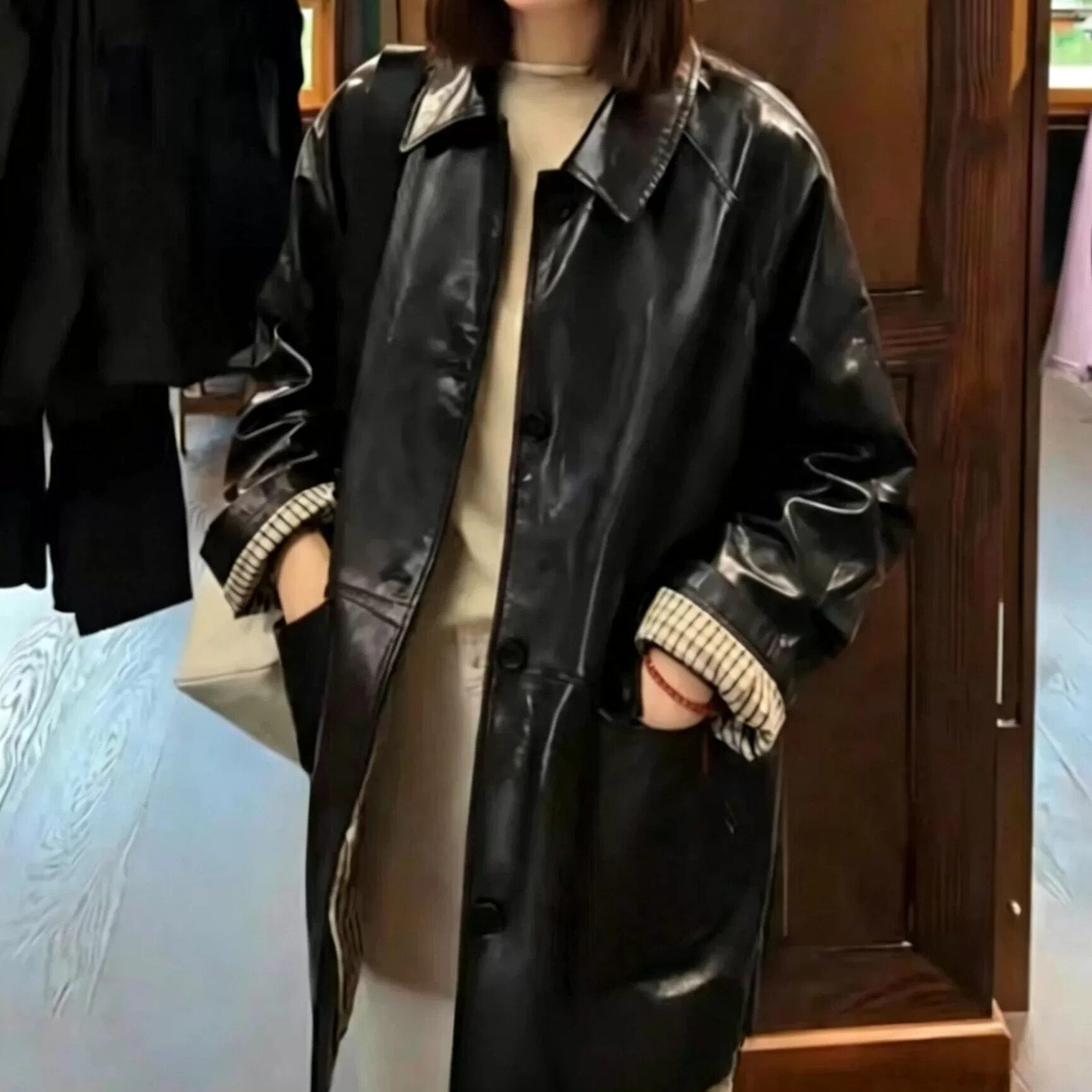 黑色真皮翻领中长款皮衣女酷感