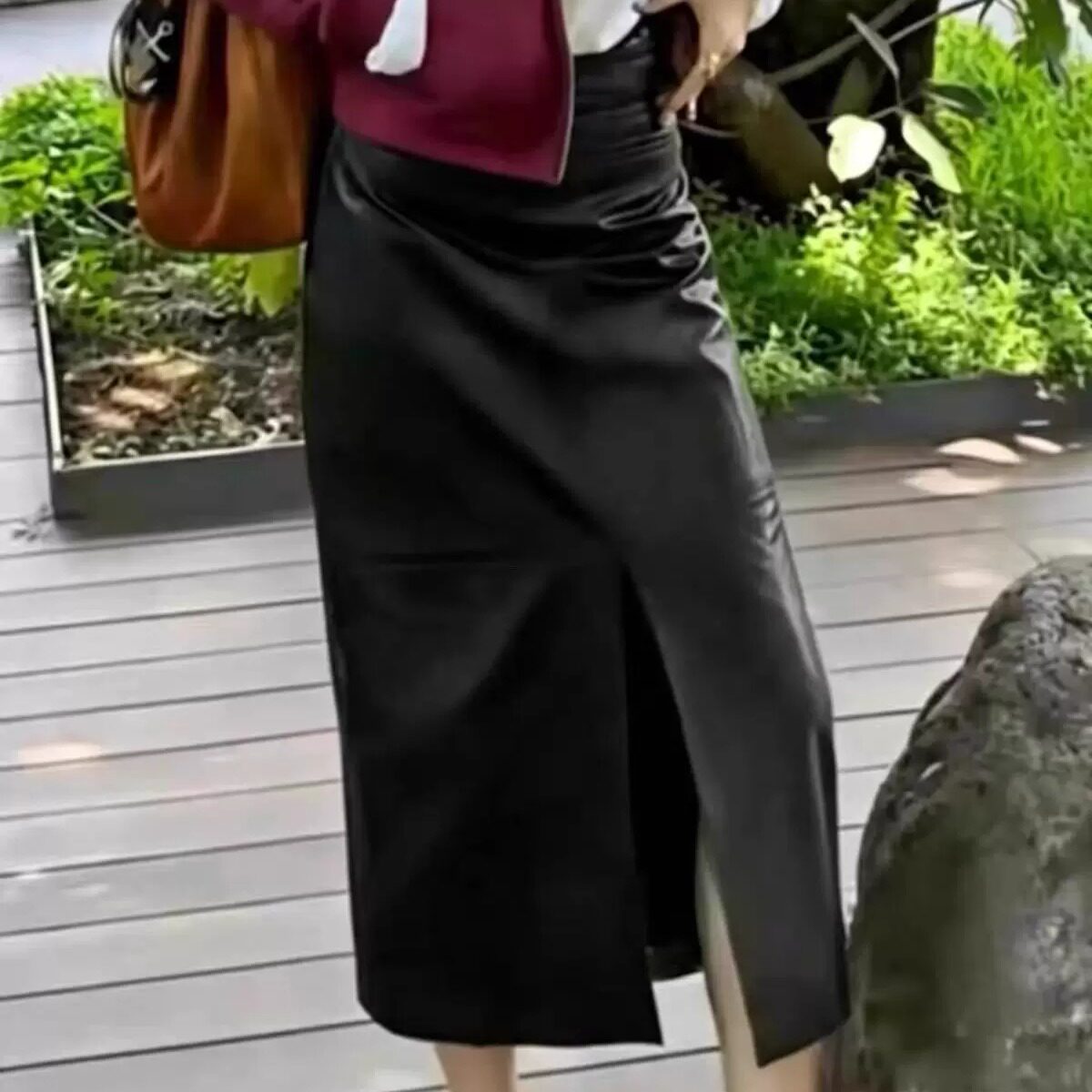 黑色高腰中长开衩显瘦皮半身裙