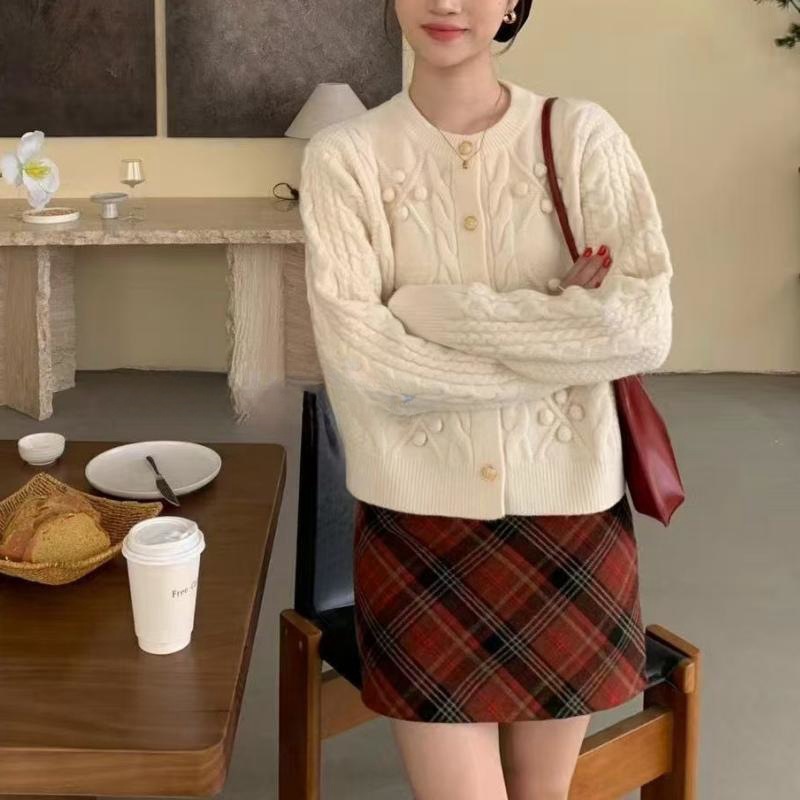 奥特莱斯万象折扣清仓2024秋冬季立体球球麻花开衫毛衣女甜美温柔