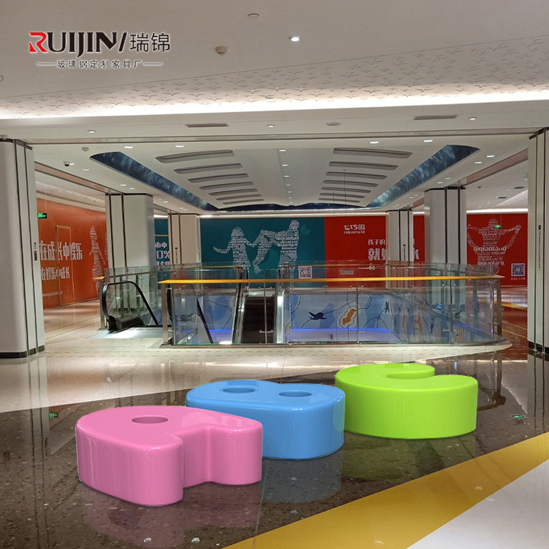 现代美陈字母组合玻璃钢休闲座椅户外商场装饰摆件休息区等候椅凳